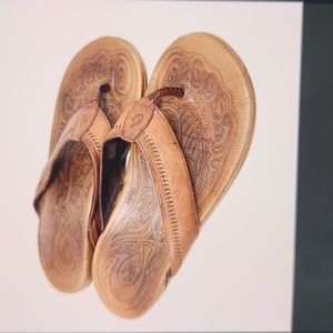 Olukai Leather Hiapo Sandals Special stitch Edition.